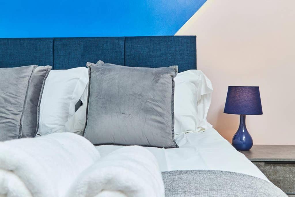 New - The Chique Scandic Cambridge Abode - Parking Экстерьер фото