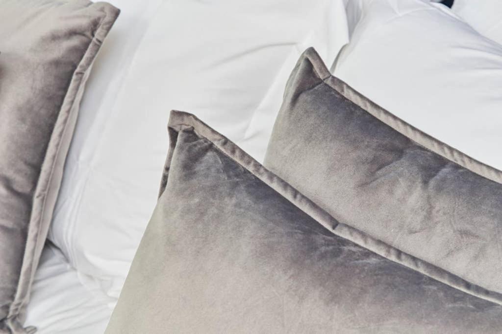 New - The Chique Scandic Cambridge Abode - Parking Экстерьер фото