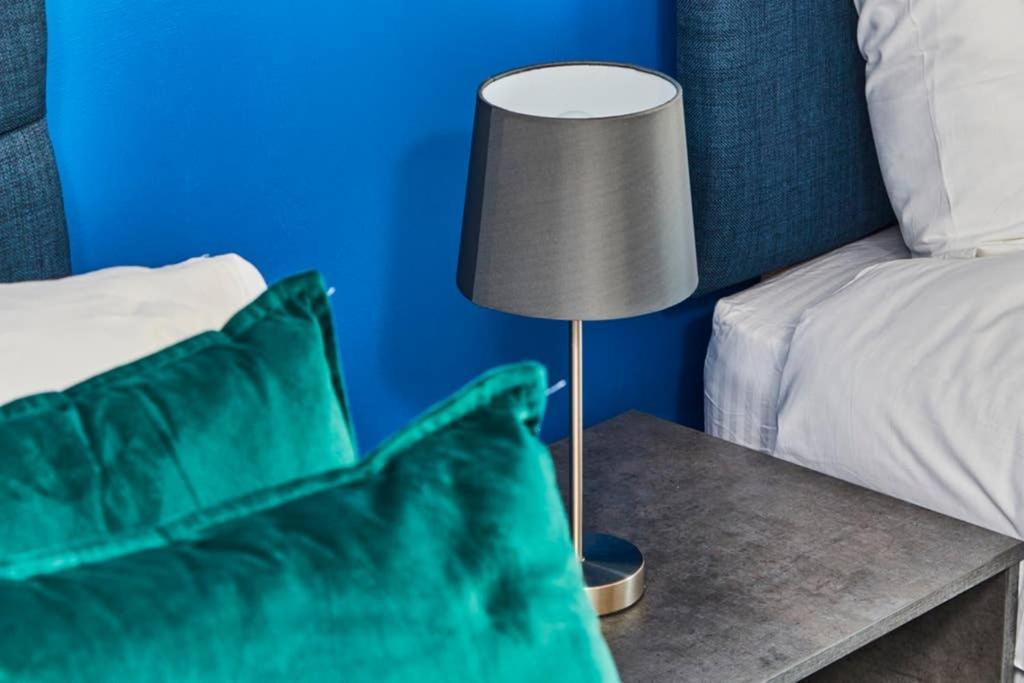 New - The Chique Scandic Cambridge Abode - Parking Экстерьер фото