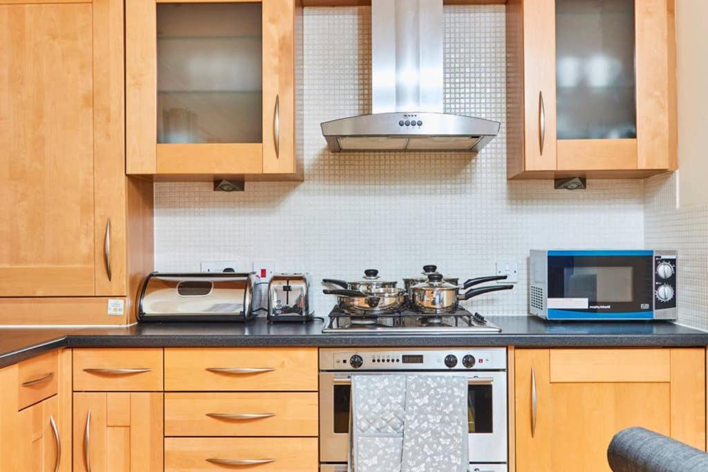 New - The Chique Scandic Cambridge Abode - Parking Экстерьер фото