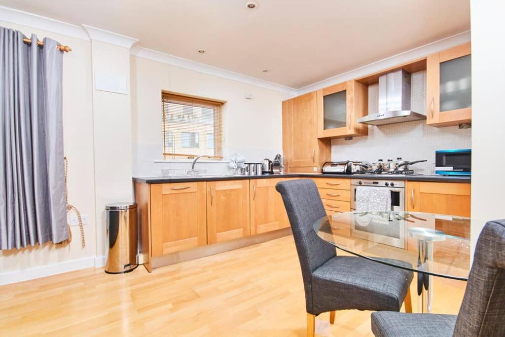 New - The Chique Scandic Cambridge Abode - Parking Экстерьер фото