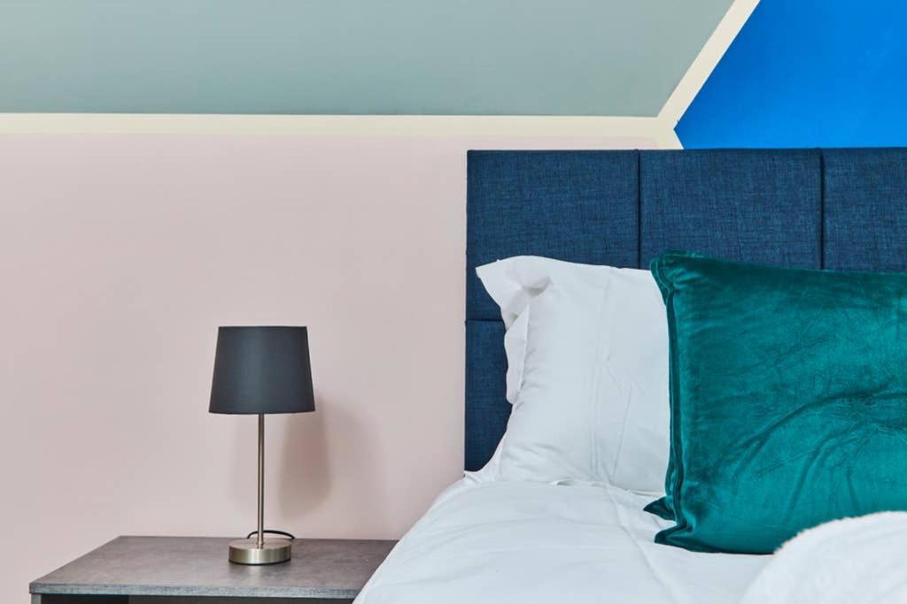 New - The Chique Scandic Cambridge Abode - Parking Экстерьер фото